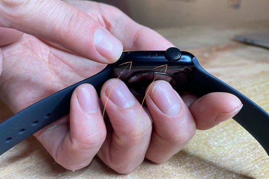 Man sieht die seitliche Taste sowie die Krone. 